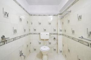 een witte badkamer met toilet en douche bij Mall Road Hotel B - Annecy - Free Wifi & Restaurant Facilities - Premium Rooms - Best Location Hotel In Darjeeling in Darjeeling