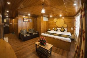 een hotelkamer met een bed en een tafel bij Mall Road Hotel B - Annecy - Free Wifi & Restaurant Facilities - Premium Rooms - Best Location Hotel In Darjeeling in Darjeeling