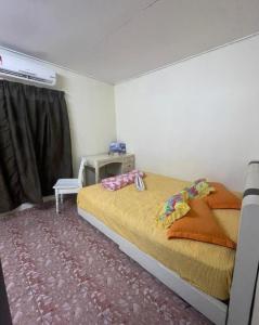 una camera da letto con un letto, un tavolo e una finestra di D'Ashikin Village Stay a Seremban Altre 46 foto