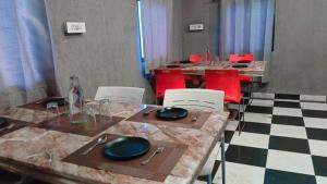 a dining room with tables and chairs with plates on them at Hotel Polovictory Inn in Jāmb