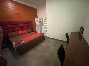 ein Schlafzimmer mit einem Bett mit rotem Kopfteil in der Unterkunft OYO KINGS HOTEL in Katunayaka