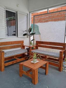 due panche e un tavolo sul portico di Casa Daia con cochera y piscina a Resistencia Altre 9 foto