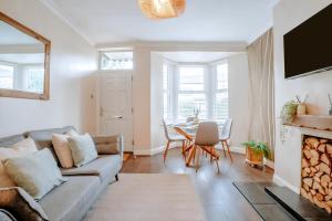 Et opholdsområde på Central Harrogate Townhouse, Stylish 3-Bed, Parking and WiFi