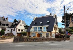 een groot huis aan de straatkant bij Au point de vue in Perros-Guirec