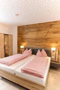 En eller flere senge i et værelse på Pension Seestüberl Doppelzimmer mit Balkon