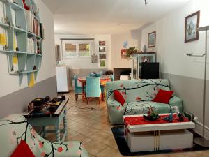 een woonkamer met een bank en een tafel bij une pause quelque part au jardin des érables et des niwakis in Saint-Médard-de-Guizières