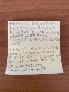 kartka papieru z pismem odręcznym na stole w obiekcie B&B "La Vista Preziosa" Feeling Home w mieście Gallipoli