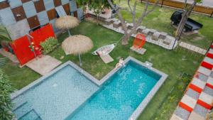 an aerial view of a swimming pool in a yard at บ้านมะนาวรีสอร์ท เกาะล้าน in Ko Larn