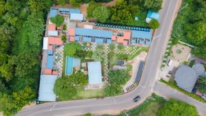 an overhead view of a house with a road at บ้านมะนาวรีสอร์ท เกาะล้าน in Ko Larn +51 photos