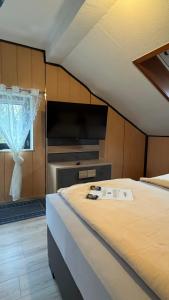 a large bed in a room with a window at Hotel am Rosenbad in Fulda