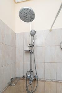 een douche met een douchekop in een badkamer bij Makis Dream Apartments - Artemis in Vlachata +18 foto's