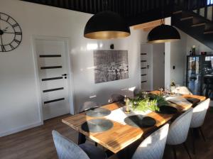 una sala da pranzo con tavolo e sedie in legno di Villa Panorama a Żywiec Altre 41 foto