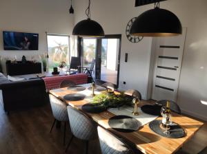 un soggiorno con tavolo e sedie in legno di Villa Panorama a Żywiec