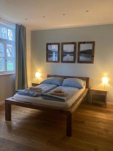 una camera da letto con un grande letto con due lampade sopra di Altstadt Apartment a Pattensen