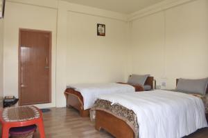 Giường trong phòng chung tại Adoreen Homestay