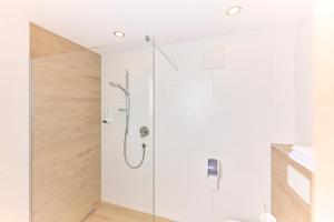 Et badeværelse på Pension Seestüberl Doppelzimmer mit Balkon + 11 billeder