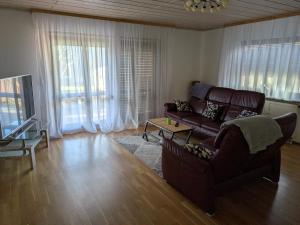 ein Wohnzimmer mit Sofa und Tisch in der Unterkunft Gabis' Apartment in Bad Wimpfen