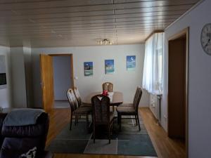 ein Esszimmer mit Tisch und Stühlen in der Unterkunft Gabis' Apartment in Bad Wimpfen