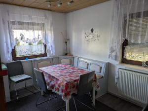 ein Esszimmer mit Tisch und Stühlen und einem Fenster in der Unterkunft Gabis' Apartment in Bad Wimpfen