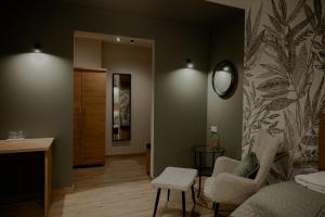 una stanza con un letto, un tavolo e uno specchio di Gościniec Paradise a Mierzęcice