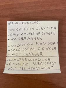 kawałek papieru z napisem na stole w obiekcie B&B "La Vista Preziosa" Feeling Home w mieście Gallipoli