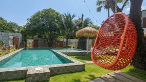 a swimming pool with a swing and a red swing swing at บ้านมะนาวรีสอร์ท เกาะล้าน in Ko Larn