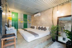 En eller flere senge i et værelse på บ้านมะนาวรีสอร์ท เกาะล้าน