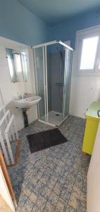 ein Badezimmer mit Dusche und Waschbecken in der Unterkunft Maison individuelle calme in  + 10 Fotos