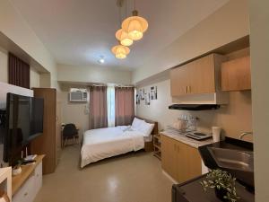 a small room with a bed and a kitchen at Oregano Suite- Avida Towers Aspira 2 in Sampong