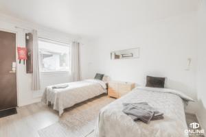 a bedroom with two beds and a window at Motelli Online Oy in Porvoo