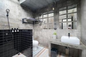 Et badeværelse på บ้านมะนาวรีสอร์ท เกาะล้าน + 37 billeder