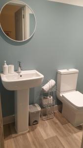 Et badeværelse på roof tops apartment + 16 billeder