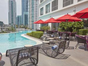 Bazén v ubytování Novotel Suites Manila at Acqua nebo v jeho okolí