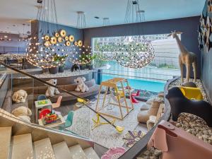 Bazén v ubytování Novotel Suites Manila at Acqua nebo v jeho okolí