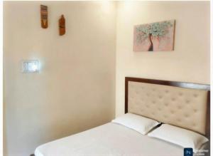 una camera da letto con un letto e due quadri sul muro di Kiashna Villa 32 a Khardi Altre 15 foto