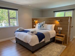 ein Schlafzimmer mit einem großen Bett, auf dem Handtücher liegen in der Unterkunft Ocean Whisper in Plettenberg Bay + 24 Fotos