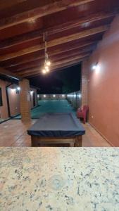 ein großes Zimmer mit einer Tischtennisplatte in der Unterkunft Casa Quinta Elena in San Lorenzo