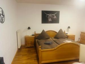 ein Schlafzimmer mit einem Bett mit einem Stierkopf an der Wand in der Unterkunft Landhaus Magnus in Ramberg