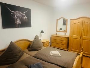 ein Schlafzimmer mit einem Bett mit einer Kuh an der Wand in der Unterkunft Landhaus Magnus in Ramberg