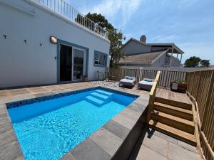 ein Swimmingpool im Hinterhof eines Hauses in der Unterkunft Ocean Whisper in Plettenberg Bay