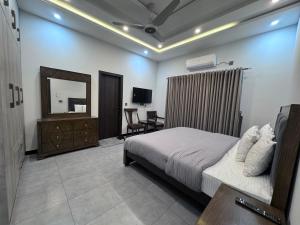 Et tv og/eller underholdning på Bridge Residency-2 Top City-1 Islamabad