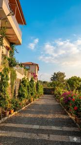 una strada di ciottoli con fiori e piante di Kiashna Villa 32 a Khardi