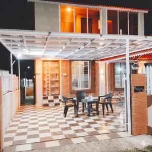 un patio con tavolo e sedie su un pavimento a scacchi di Kiashna Villa 32 a Khardi