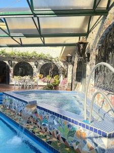 ein Pool in einem Gebäude mit Fliesenboden und einem Schwimmbecken in der Unterkunft Hotel Chucarima in Cúcuta