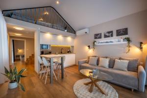 a living room and kitchen with a couch and a table at Rekreačné domy Marina Cabin House in Bobrovník