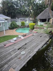 En have udenfor Royaltics place - one bedroom with a pool