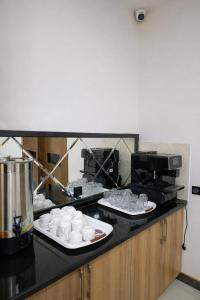 een keuken met twee borden eten op een aanrecht bij Vatan Hotel in Doesjanbe