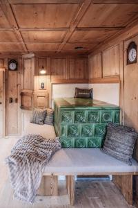 een kamer met een groene bank in een kamer bij Chalet Bauernhaus 1864 in Elbigenalp