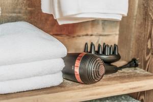 een stapel handdoeken op een plank naast een stapel handdoeken bij Chalet Bauernhaus 1864 in Elbigenalp