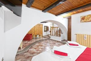 a bedroom with a bed in a room at Al Rifugio Nel Borgo in Vitorchiano